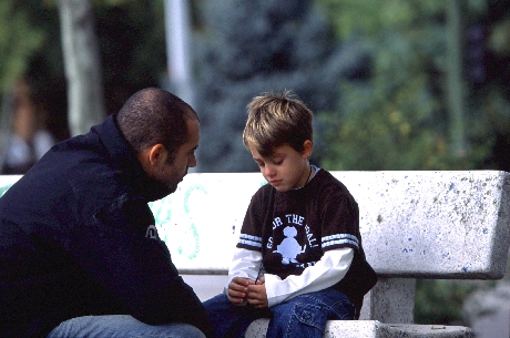 Escuchar significa prestar atención, tomarse en serio los sentimientos de cada niño o niña, intentar entenderles y acompañarles en sus descubrimientos
