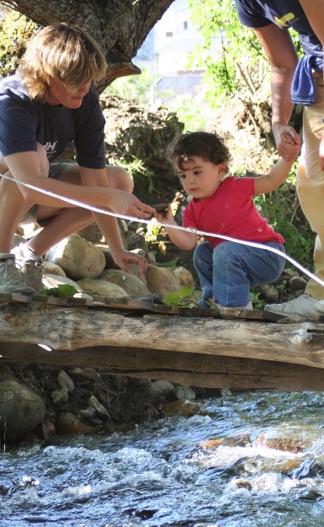 En muchas ocasiones los niños y niñas convierten las dificultades en situaciones lúdicas que les permiten superar dichas dificultades de forma autónoma