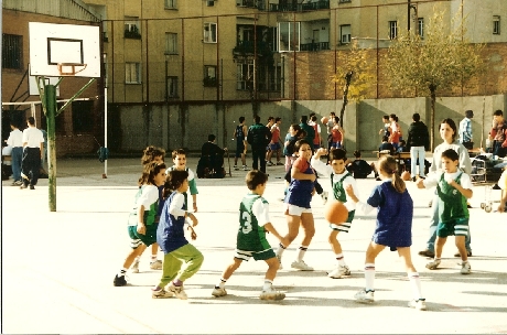 En las primeras etapas escolares, niños y niñas suelen practicar los deportes de forma conjunta