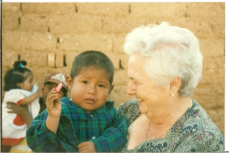 Hay personas mayores, que a pesar de su edad, siguen trabajando (Por ejemplo Mª Jesús, que a sus 70 años aprovecha los meses de verano para viajar a Bolivia con una ONG y aportar su experiencia como maestra)