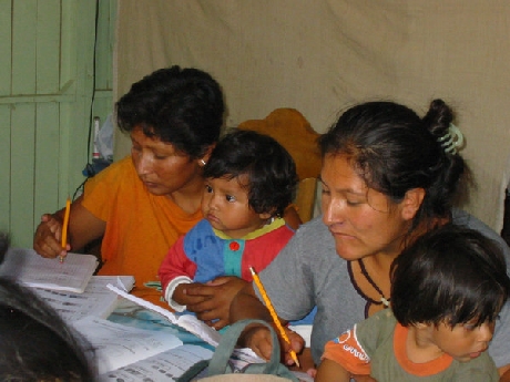 Alumnas asistiendo a clase con sus criaturas en el Programa de Alfabetización y Educación Básica de Personas Adultas de Perú