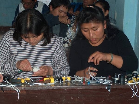 Jóvenes participan en un taller de capacitación laboral de electricidad en el Programa de alfabetización y educación básica en Perú