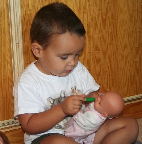 Desde la etapa infantil, niños y niñas aprenden que pueden disfrutar con las tareas relacionadas con el cuidado y la crianza