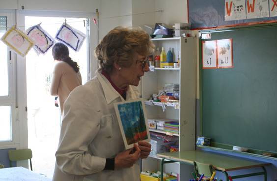 Es importante reconocer y valorar los recursos y fortalezas de la familia. En la imagen, una abuela «pintora« participa en el proyecto sobre Van Gogh. Fuente: CEIP Virgen de Navalazarza (Madrid).