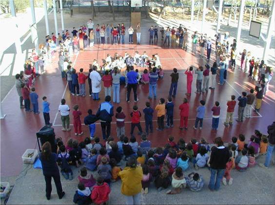 La colaboración entre todos los miembros de la comunidad educativa, y en especial de las familias, es una de las claves para avanzar hacia la inclusión educativa. Fuente: Escuela 2 (Valencia).