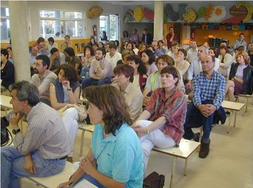 Las reuniones con las familias deben plantearse como una oportunidad para el intercambio y la comunicación. Fuente: Escuela 2 (Valencia)