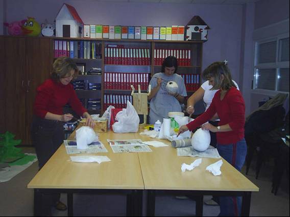 La escuela tiene que fomentar la implicación, participación y responsabilidad de las familias en su proyecto educativo. En la imagen la Comisión de Familias de la Escuela Infantil Trinidad Ruiz (Madrid) prepara materiales.