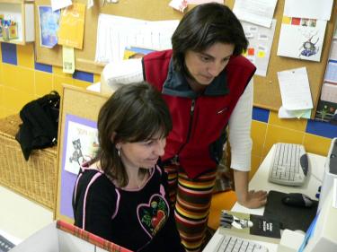 Desde los centros se debe fomentar la participación de las familias planificando espacios y mecanismos concretos para ello. En la imagen dos madres colaboran en la gestión de la biblioteca escolar. .Fuente: Escuela 2 (Valencia)