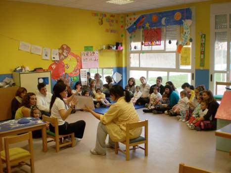 Una cultura que prioriza la atención a la diversidad promueve la coordinación con las familias y la participación de ésta en la vida escolar. Fuente: Taller con familias en la Escuela Infantil Trinidad Ruiz (Madrid).