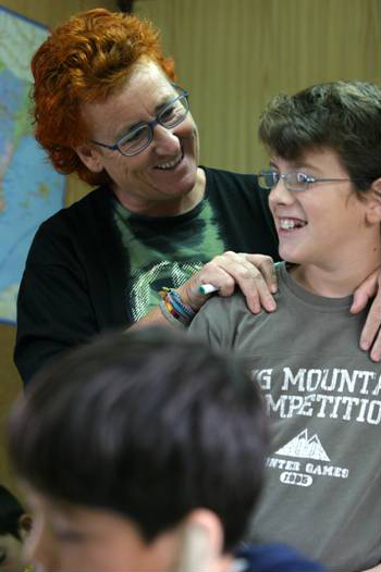 Los profesores evidencian la aceptación y el respeto hacia sus alumnos a través de los mensajes verbales y no verbales. Fuente: Banco de imágenes del ISFTIC