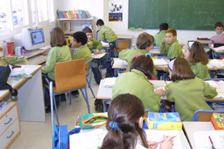 En un aula cada alumno o grupo de alumnos puede desempeñar una actividad distinta. Fuente: Banco de imágenes del ISFTIC