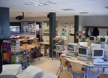 En un aula de enseñanza multinivel existen espacios multitarea para combinar diferentes metodologías: explicación del profesor, trabajo individual, trabajo cooperativo, orientación y tutoría individualizada y biblioteca de aula. Fuente: www.rinace.net