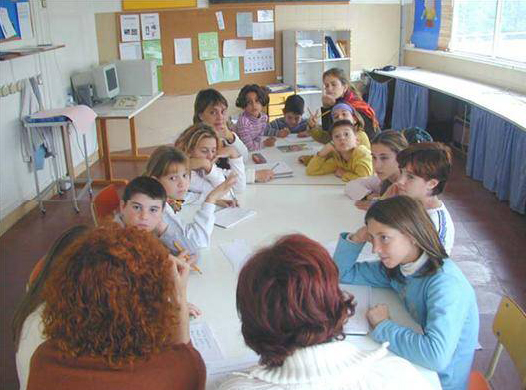 Resulta mucho más efectivo introducir los cambios contando con la opinión de alumnos y alumnas. En la imagen, reunión uno de los órganos de participación del alumnado en el centro Escuela 2 (Valencia). Fuente: www.escuela2.es