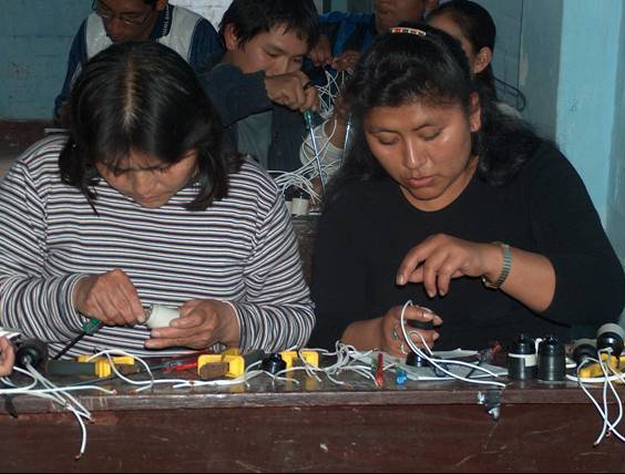 Aprender con la acción es el principio rector del aprendizaje significativo. Fuente: Banco de imágenes del ISFTIC.