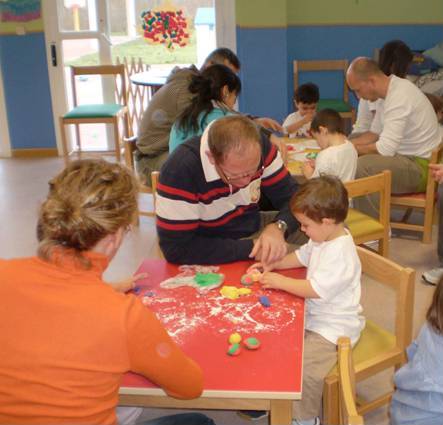 La participación de toda la comunidad educativa en la vida escolar es una de las condiciones para el éxito en el cambio. En la imagen, taller con familias en la Escuela Infantil Trinidad Ruiz (Madrid).