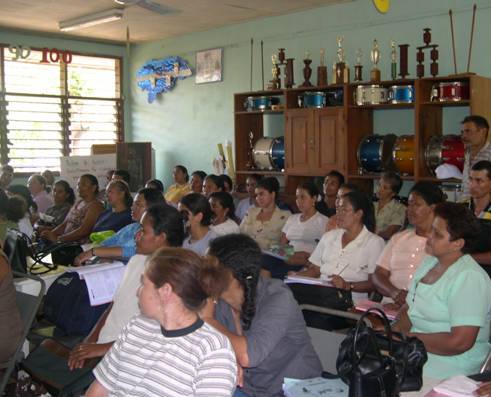 Es necesario implementar un proceso de asesoramiento, ayuda y motivación para el personal docente. En la imagen, sesión de capacitación a profesores de educación de personas adultas en Honduras.