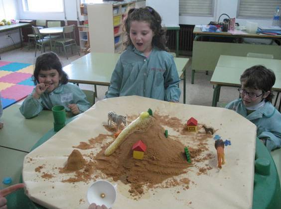 El cambio implica necesariamente modificar rutinas metodológicas. En la imagen, taller en un aula de infantil sobre la erupción de los volcanes. Fuente: www.escueladeolvega.com