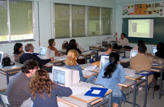 La formación permanente es uno de los elementos esenciales para que el profesorado aborde los cambios de manera más positiva. En la imagen sesión de formación en NNTT en Extremadura (España). Fuente: Banco de imágenes del ISFTIC.