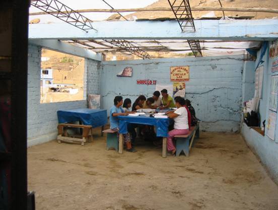 La falta de recursos humanos y materiales constituye un obstáculo para promover y afianzar los cambios educativos. En la imagen, círculo de alfabetización de personas adultas en Perú.