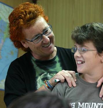 El elogio es uno de los recursos que tiene el docente para reforzar el buen comportamiento o el logro académico. Fuente: Banco de imágenes del ISFTIC.