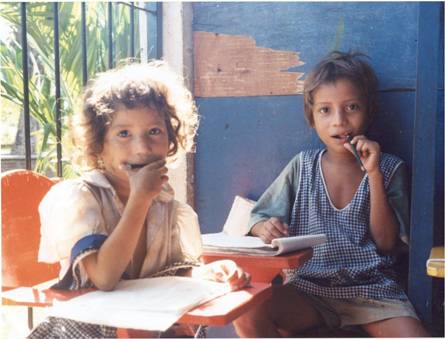 La eficacia busca una escuela basada en el principio de equidad, que tenga en cuenta  a todos los alumnos y no sólo a los más privilegiados.