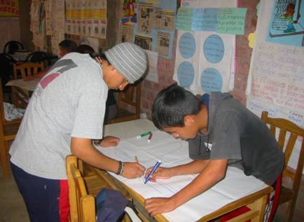 ¿Debemos esperar menos de los alumnos que viven en condiciones socioeconómicas vulnerables? En la imagen dos adolescentes asisten a clase en un círculo de alfabetización en Comas (Perú).