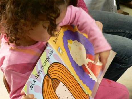 Aprender a comunicarse eficazmente con los otros es uno de las características que fomenta el trabajo cooperativo. Fuente: www.escuela2.es