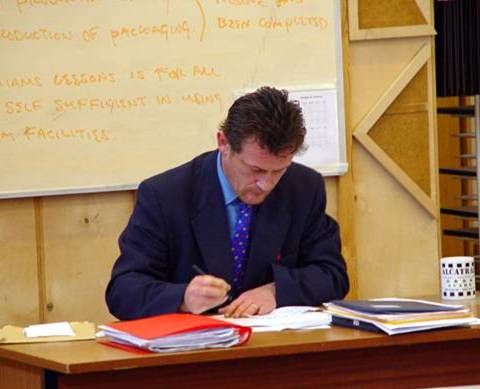 Si los profesores enseñan solos, aislados en sus aulas, se restringen notablemente las posibilidades para el cambio. Fuente: Banco de imágenes del ISFTIC