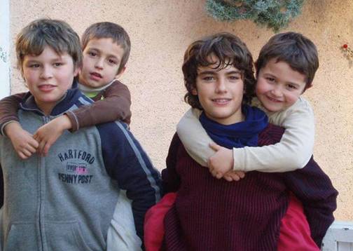 En el colegio Escula 2 de Valencia están llevando a cabo el proyecto «Duados» cuyo objetivo es fomentar la cooperación entre el alumnado de diferentes edades. Fuente: Escuela 2