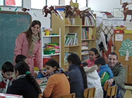 La docencia compartida favorece la reflexión sobre la propia práctica docente y fomenta la eficacia del proceso educativo. En la imagen dos profesores trabajan en un aula de la Escuela Rural de Pastrana. Fuente: www.elpais.com