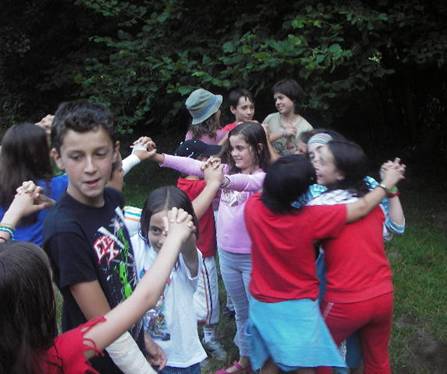 El compañerismo y la colaboración entre todos los miembros de la comunidad educativa es fuente de emociones positivas. Fuente: Ministerio de Educación.