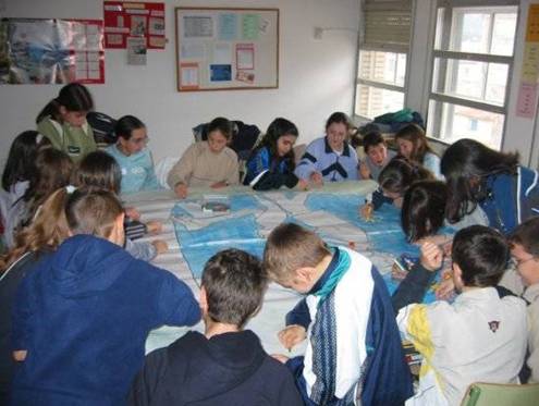 Es inevitable que en la clase que se trabaje a través de grupos cooperativos haya «más ruido» que cuando se hace mediante metodologías individuales. Fuente: www.escueladeolvega.com