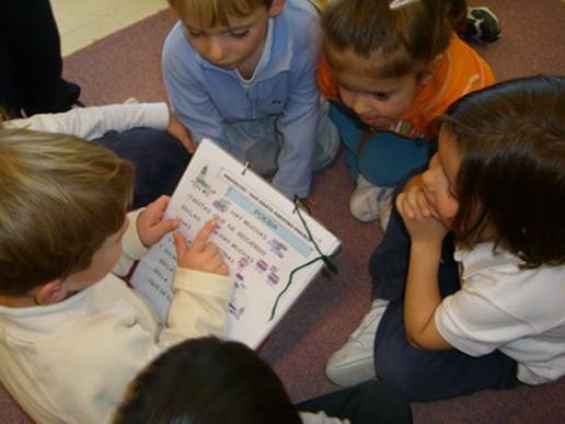 Las habilidades sociales como escuchar, pedir la palabra, esperar turnos, ayudar a los compañeros… hay que enseñarlas. Fuente: CEIP Virgen de Navalazarza.